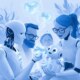 Illustration einer Roboterfamilie: Zwei große Roboter und zwei Menschen begrüßen einen kleinen Roboter in einer hellblauen Umgebung
